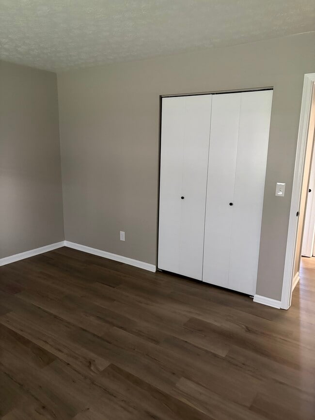 Building Photo - Green Acres - 4943-4959