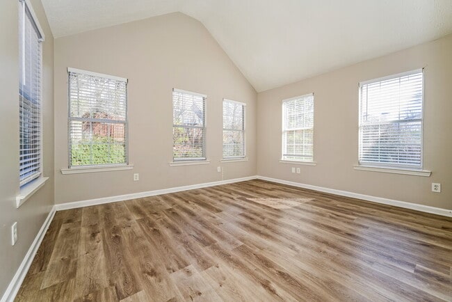 Building Photo - 654 Highpoint Way