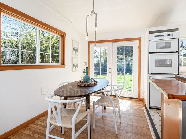 Building Photo - 1066 NE Madrona St
