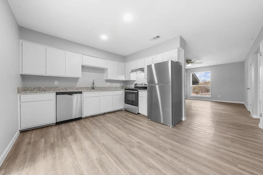 Kitchen - 124 Wind Ridge Dr