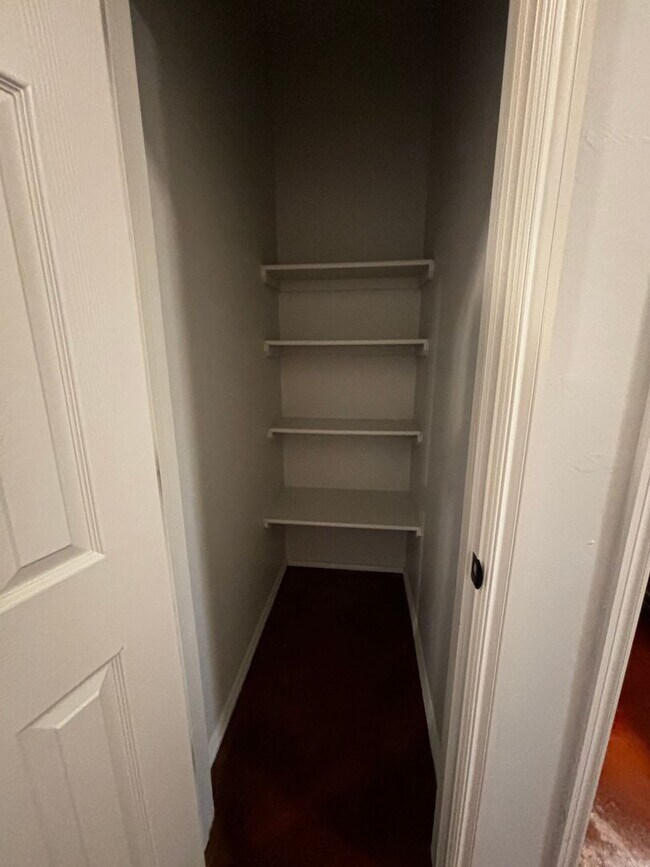 Building Photo - Move in Special!! 3BR 2BA duplex with 2 ca...