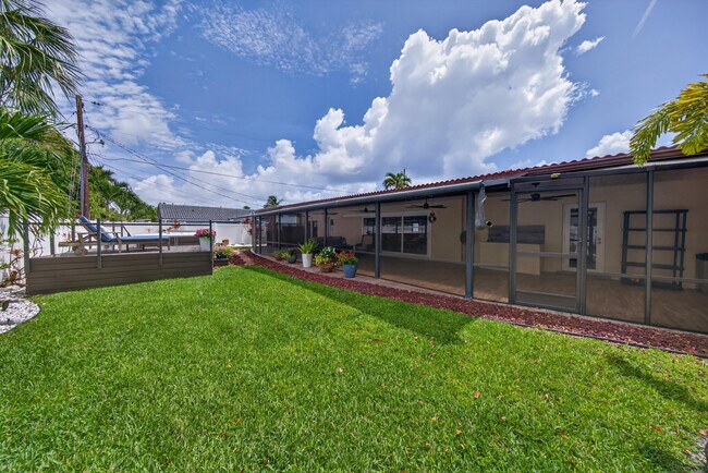Building Photo - 1571 SE 24th Ave