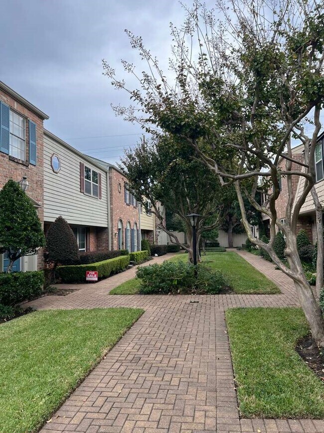 Building Photo - 5817 Valley Forge Dr