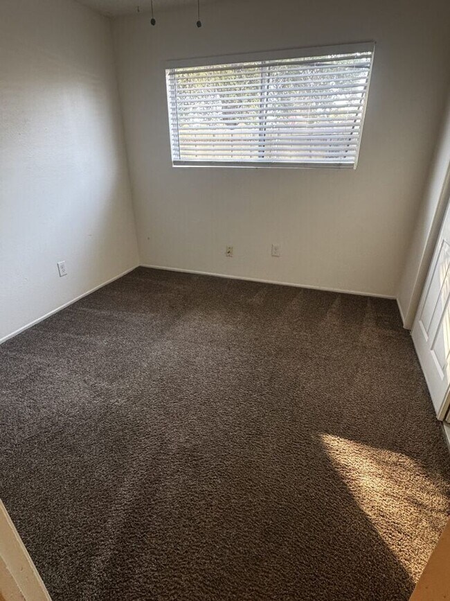 Building Photo - Oakdale-3 bedroom/1 bath Apartment