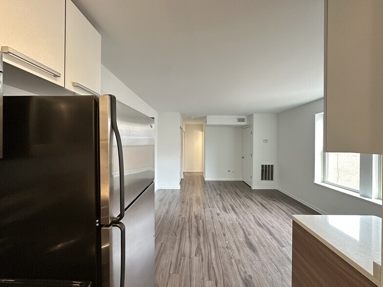 Building Photo - 925 W Carmen Ave