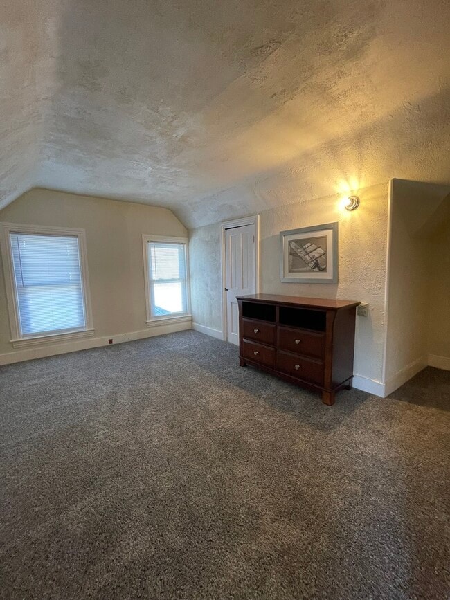 Building Photo - 1148 Memorial Ave