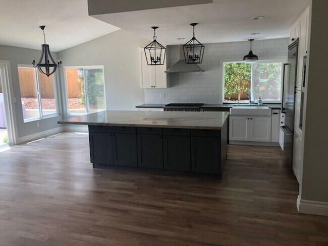 Building Photo - Beautiful Home Located in the very desirab...