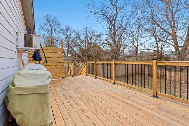 Building Photo - 562 Lone Oak Dr