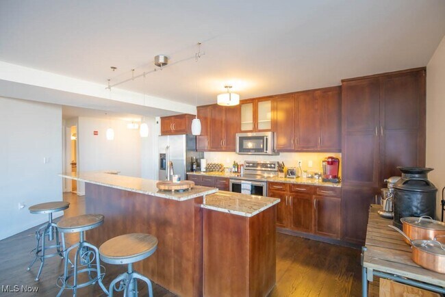 Building Photo - 701 W Lakeside Ave