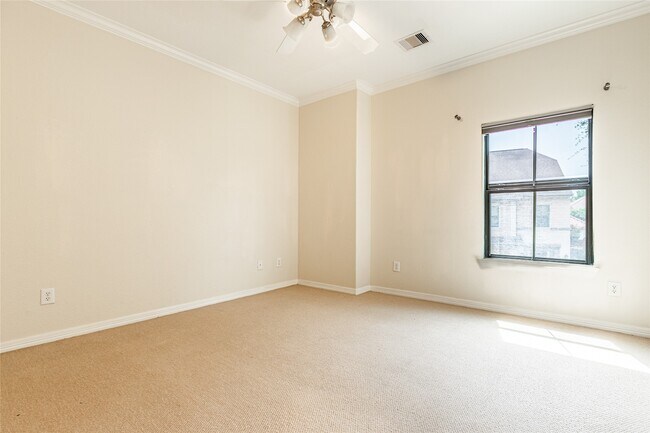 Building Photo - 2923 Royal Oaks Crest