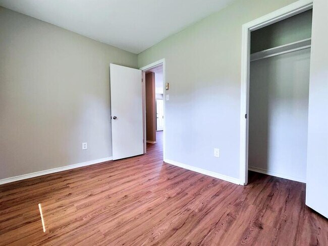 Building Photo - 4425 Layola Ave