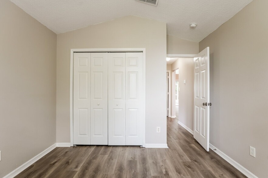 Building Photo - 7920 Oakstone Ct