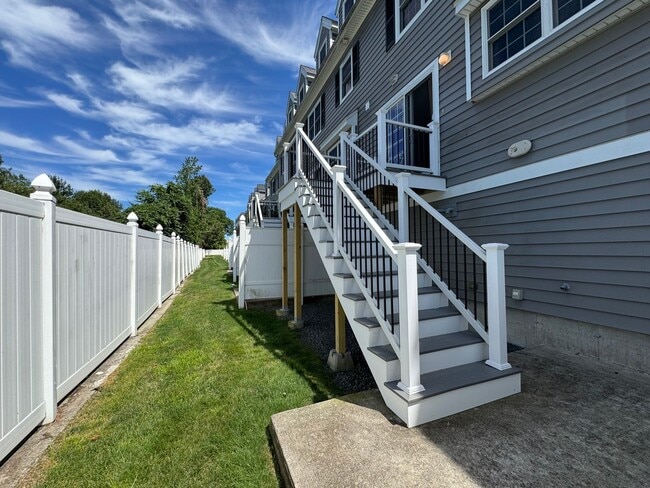 Building Photo - Updated Two-Bedroom Corner Townhouse in Lo...