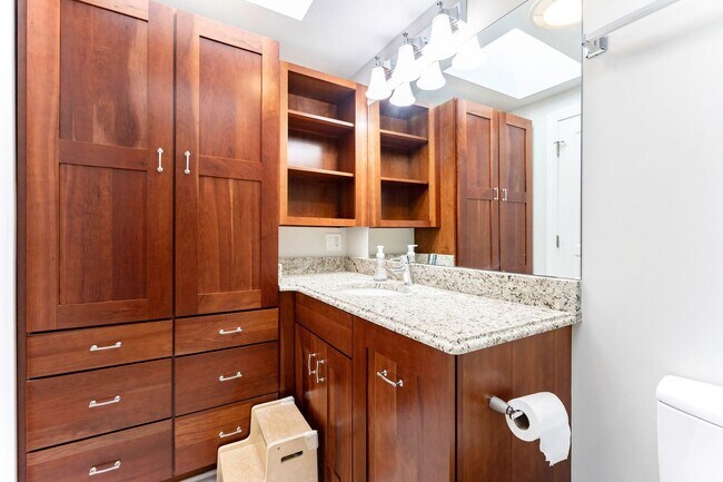 Building Photo - Luxurious Spacious and Bright , Gorgeous P...