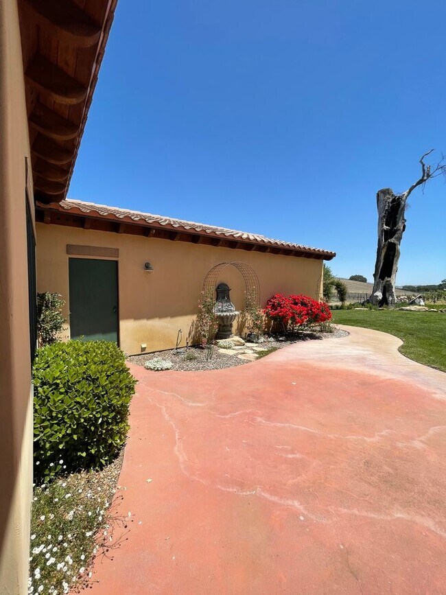 Building Photo - Gorgeous Wine Country 3 Bedroom 2 Bath Sin...
