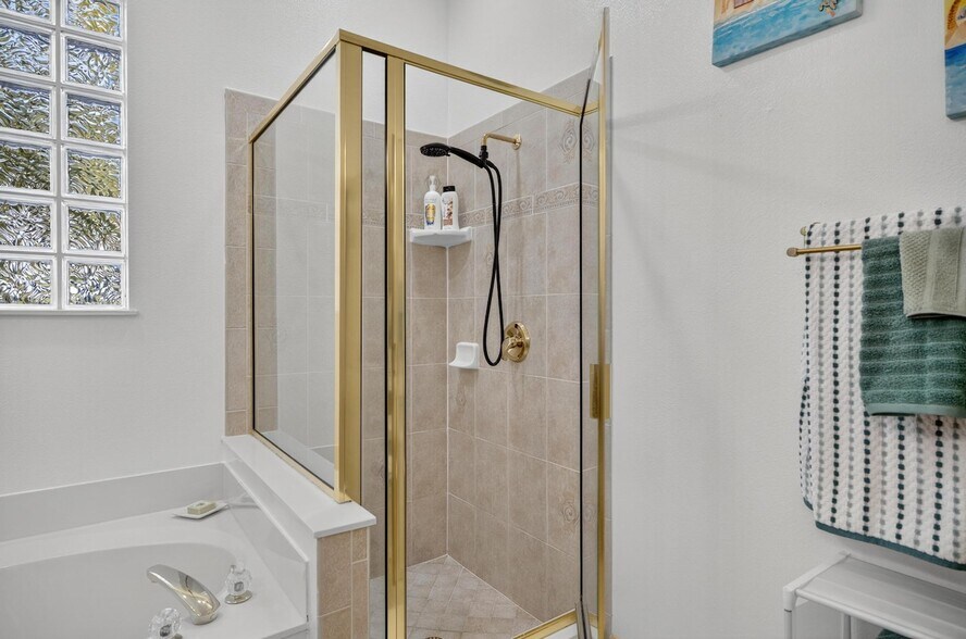 Building Photo - 8 Collinson Ct