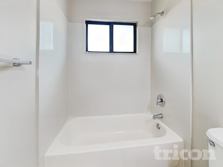 Building Photo - 1613 James St