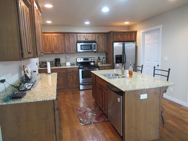 Building Photo - 2 Bed 2.5 Bath Furnished River Lakes Townhouse!