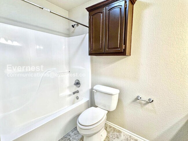 Building Photo - Charming 3-Bed, 2-Bath Home with Fenced Backyard & 2-Car Garage