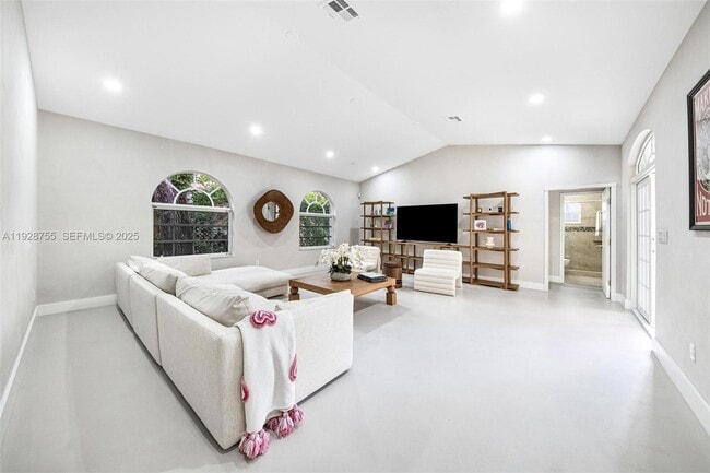 Building Photo - 1033 Almeria Ave