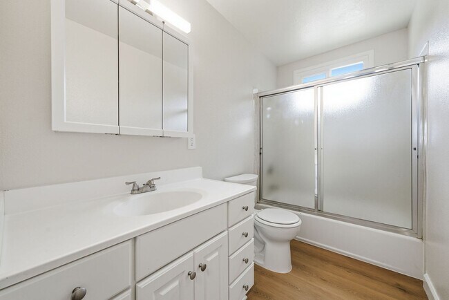 Building Photo - Updated and Stylish 3 bedroom 2.5 bath home in Anaheim