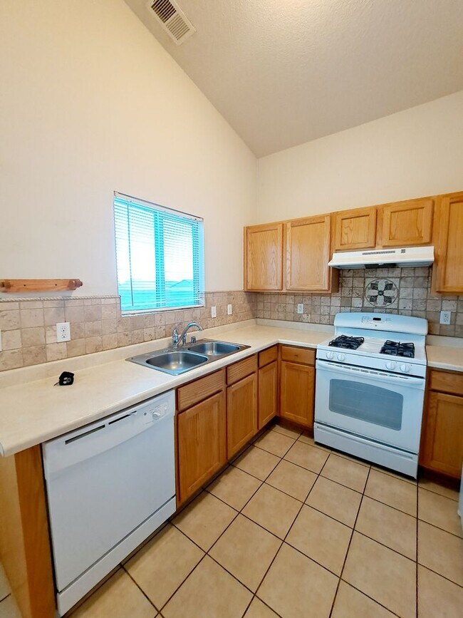 Building Photo - MOVE IN SPECIAL! 1/2 off 2nd months rent! Cute 3 bed, 2 bath home in Huning Ranch