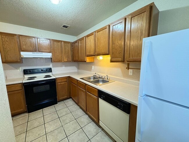 Building Photo - 205 Lydia Dr