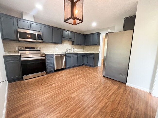 Building Photo - Beautiful 3-story 2 bedroom, 2 1/2 bathroom townhome in Winston Salem