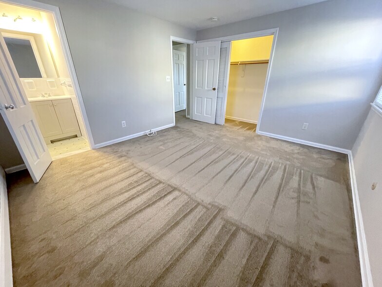 Primary Bedroom w/ Ensuite Bathroom - 14 Pierce Ave
