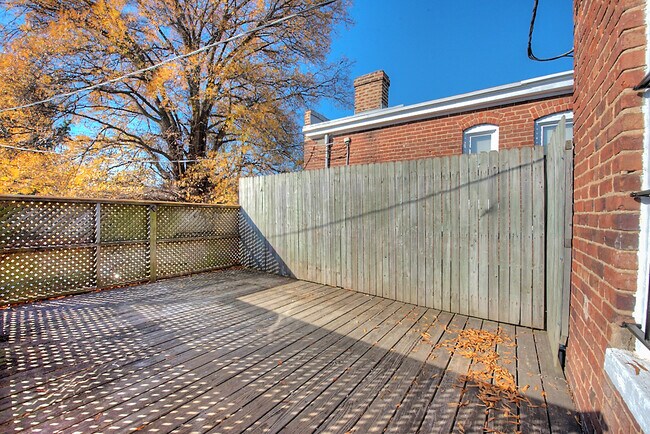 Building Photo - 2621 W Cary St