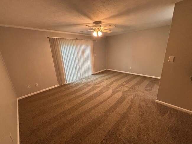 Building Photo - Beautiful 3 Bedroom Townhouse!