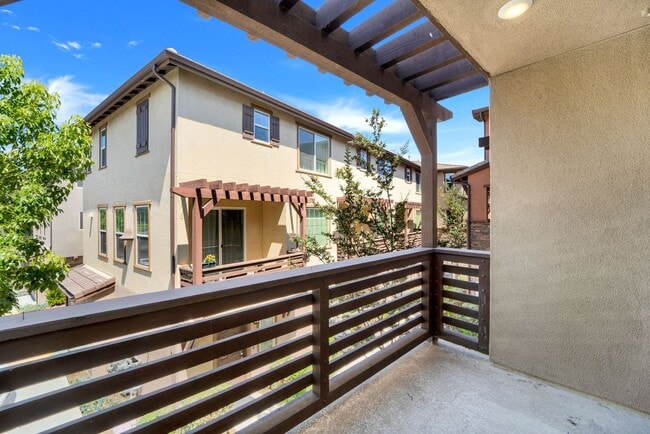 Building Photo - Townhome in the Lakepointe Point Community!