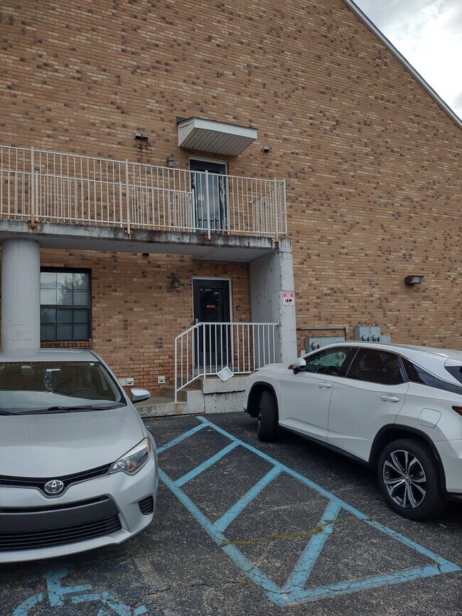 Building Photo - 2730 Brownsboro Rd