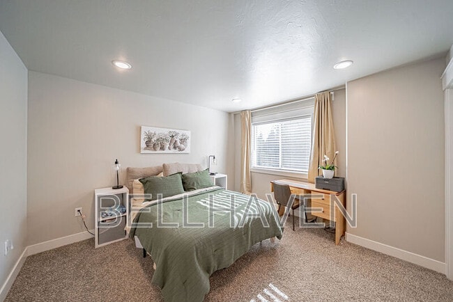 Building Photo - 380 S 3rd W