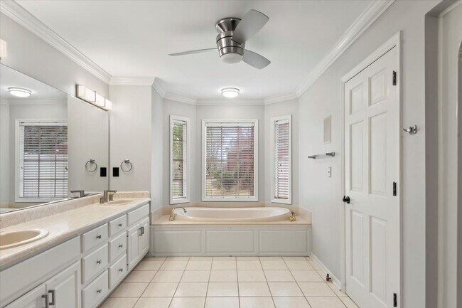 Building Photo - Stunning 3 bed 2.5 bath home in Cove Creek subdivision!