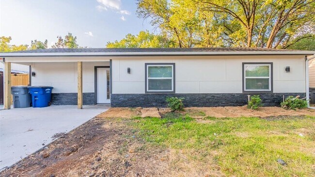 Building Photo - 2442 Oates Dr