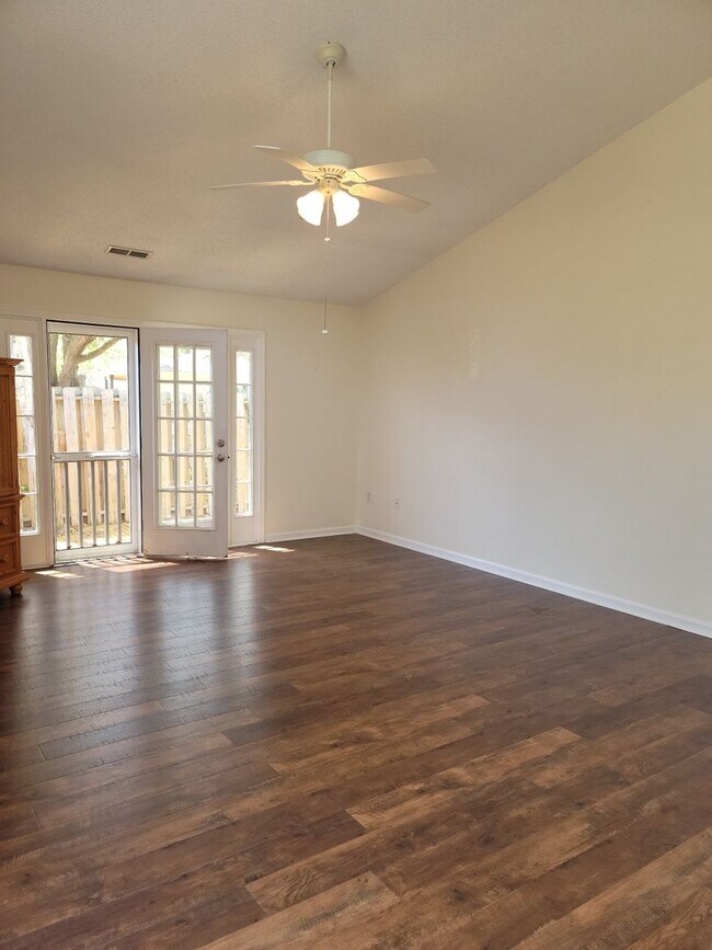 Building Photo - Beachside Living in Surfside – 3BR/2BA Cor...