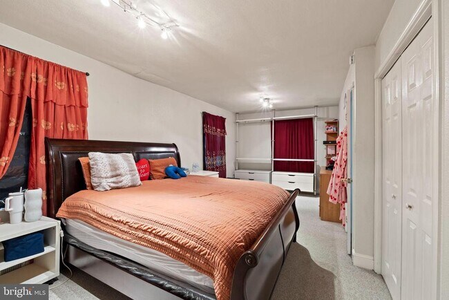 Building Photo - 233 Melrose Ave