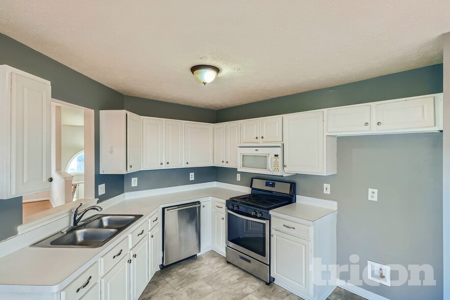 Building Photo - 3020 Lake Park Ct