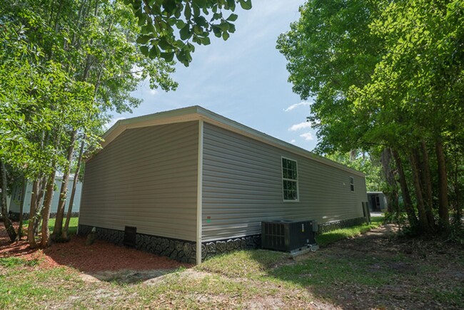 Building Photo - 3 Bed / 2 Bath