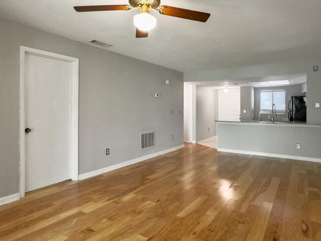 Building Photo - 2 BA/2 BR Condo in West Ashley