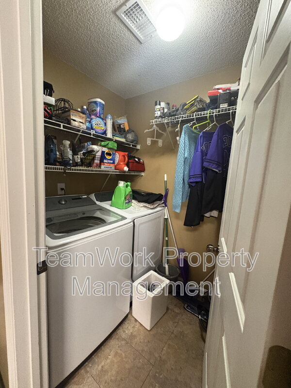 Building Photo - 1335 Pinyon Pine Dr