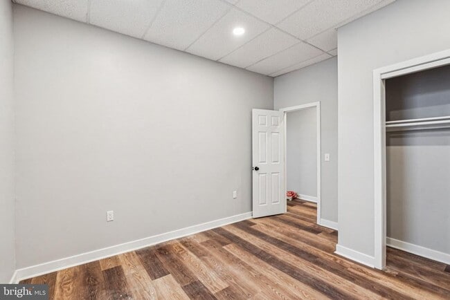 Building Photo - 2553 E Somerset St