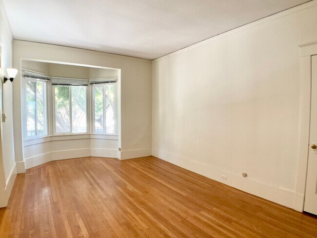 Building Photo - LARGE 3BR In Pac Heights. In-Unit Laundry!...