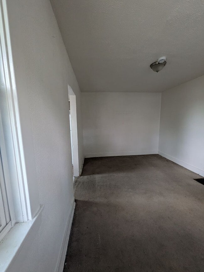 Building Photo - 2 bed 1 bath home with large living room a...