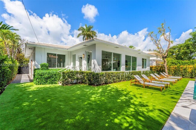 Building Photo - 6145 La Gorce Dr