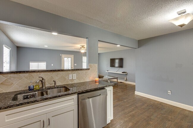 Building Photo - 9621 Rustown Dr