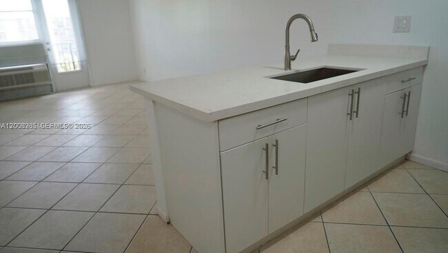 Building Photo - 2771 Riverside Dr