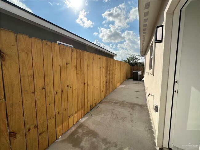 Building Photo - 13 San Andres