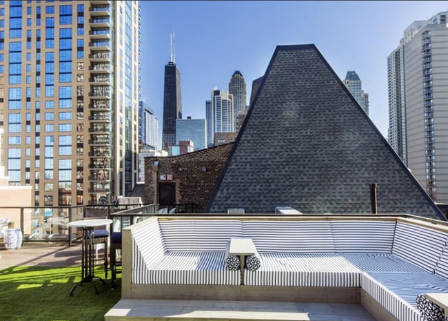 Building Photo - 113 W Chicago Ave